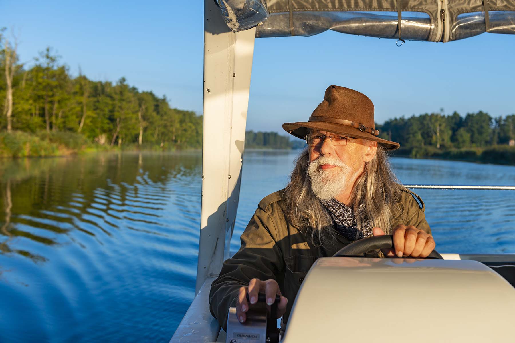 Naturführer Günther Hoffmann am Steuer eines Solar-Boots