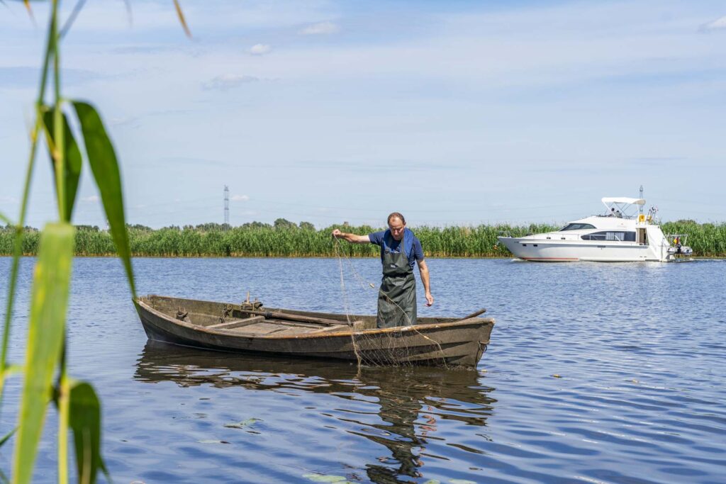 Fischer Lutz Zimmermann in einem Boot auf der Oder. 