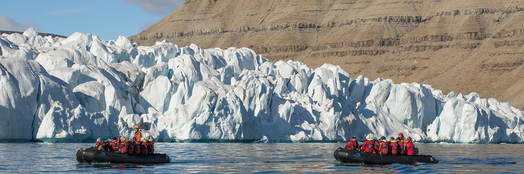Schlauchboot mit Passagieren von One Ocean Expeditions vor Croker Gletscher, Croker Bay, Devon Island, Nunavut, Arktis, Kanada