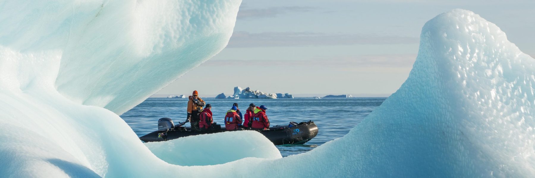 Schlauchboot mit Passagieren von One Ocean Expeditions vor Croker Gletscher, Croker Bay, Devon Island, Nunavut, Arktis, Kanada